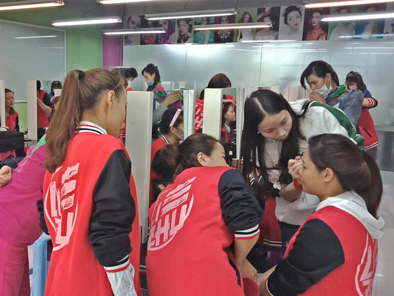 南寧化妝培訓學校_麗竹化妝專業(yè)課堂花絮