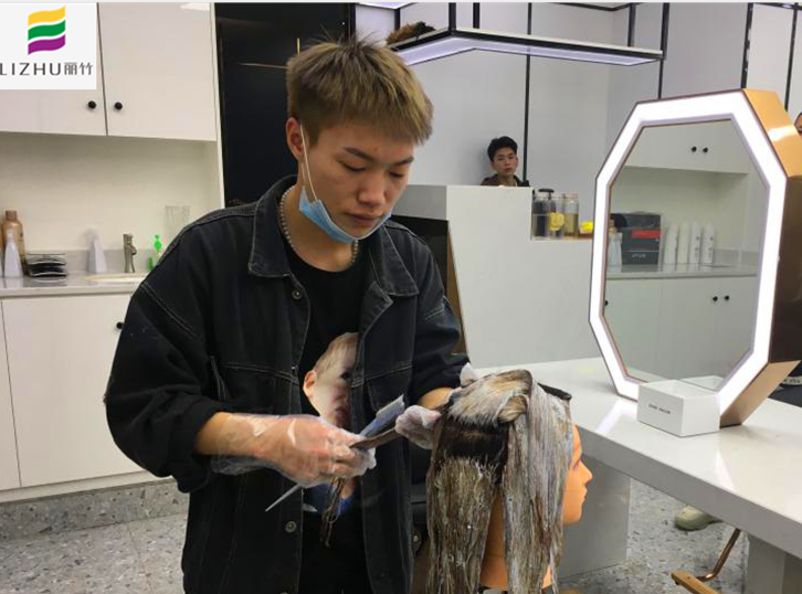 以前怕別人嘲笑自己，但現(xiàn)在不會了