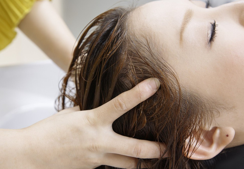 南寧美發(fā)學校：美發(fā)店中的洗頭按摩手法教程