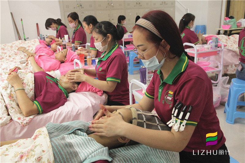 南寧美容學校：讓我們告訴你面部按摩的重要性