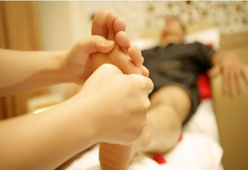 怎么進(jìn)行足底按摩？南寧美容學(xué)校送教程