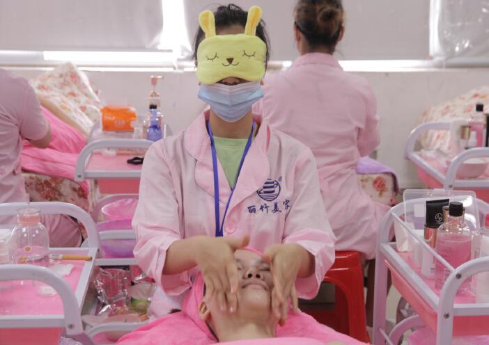 南寧美容學(xué)校：這是不是你想象中的美容師？