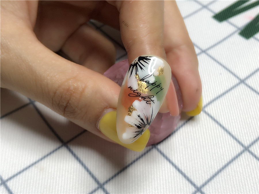 南寧美甲學(xué)校：指間開花，花開半夏