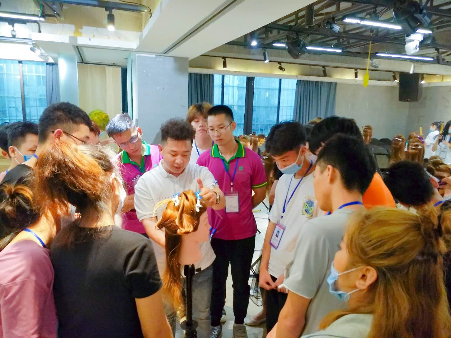 南寧美發(fā)學(xué)校：時(shí)尚電棒造型班開班，人氣爆棚