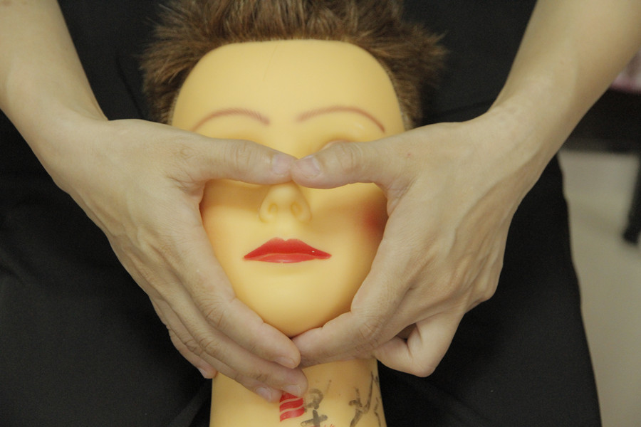 南寧美容課堂：：假人面部按摩手法練習(xí)