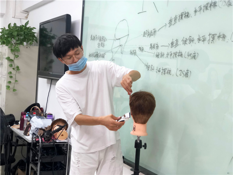 南寧美發(fā)課堂：360度男發(fā)手法演練，輕松攻破剪發(fā)難題