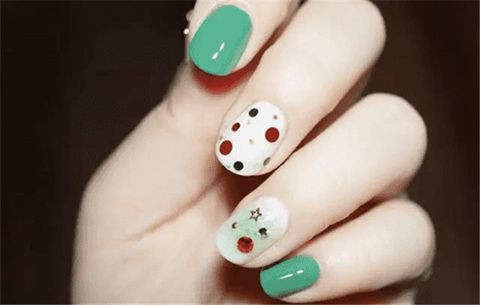 南寧美甲學(xué)校：清新簡(jiǎn)約亮片美甲教程