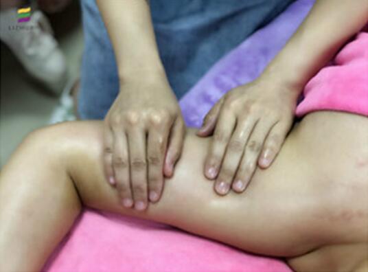 淋巴排毒的手法演練，南寧美容培訓(xùn)學(xué)校課堂實(shí)況