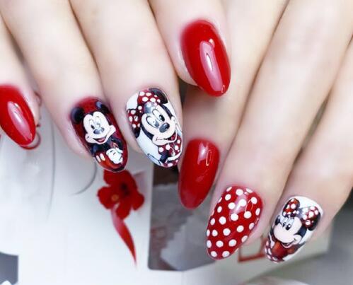 南寧美甲學(xué)校：指甲有劃痕怎么辦？