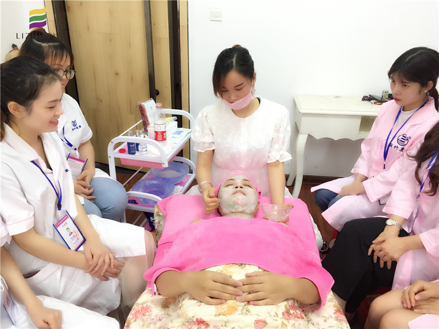 南寧美容學(xué)堂：敷膜，女人變美必修課程