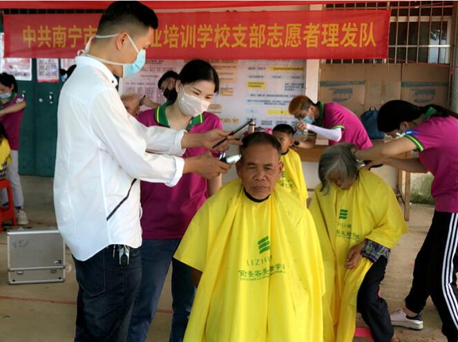 你笑起來真好看，像春天的花一樣