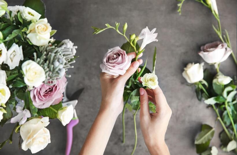 南寧插花學(xué)校：不同花瓶的插花技巧