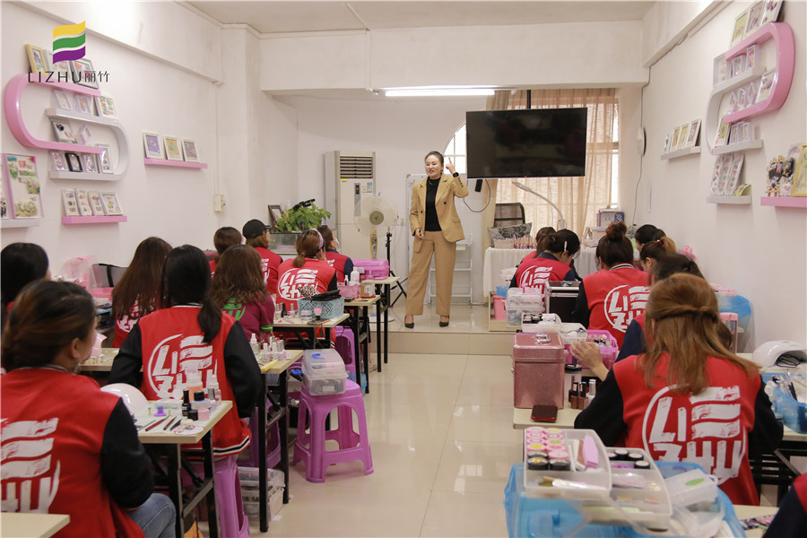 吶！麗竹學(xué)校美甲班的就業(yè)宣講來(lái)啦