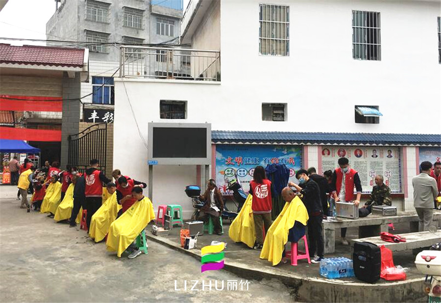 美發(fā)學(xué)校實(shí)踐：學(xué)習(xí)雷鋒，好榜樣