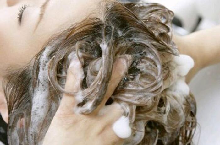 廣西美發(fā)學(xué)校：坐洗和躺洗的技巧