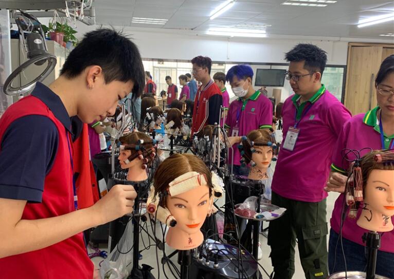 美發(fā)學(xué)?；ㄐ酰航K于可以上手熱燙