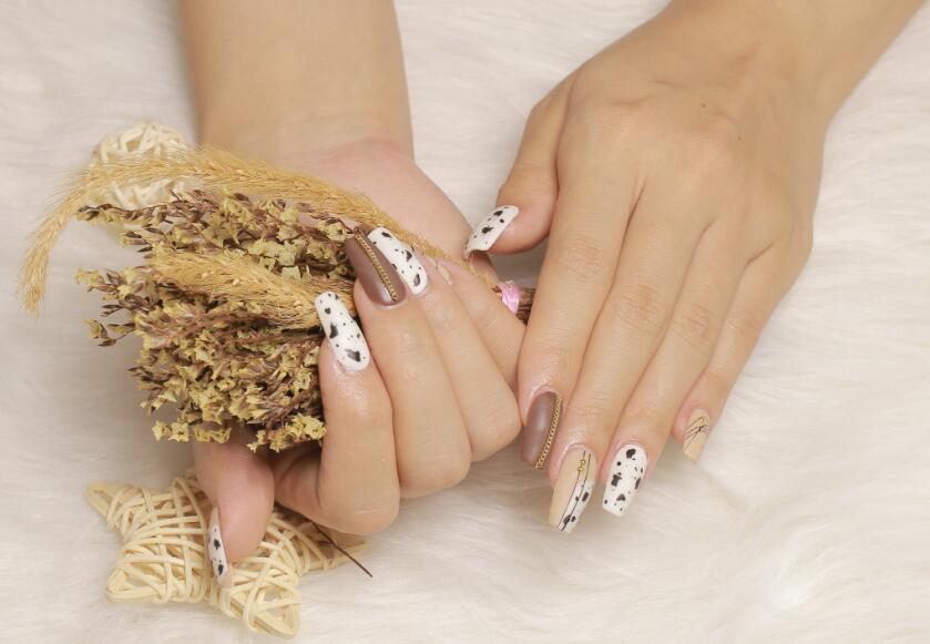 麗竹美甲作品：可鹽可甜牛奶美甲