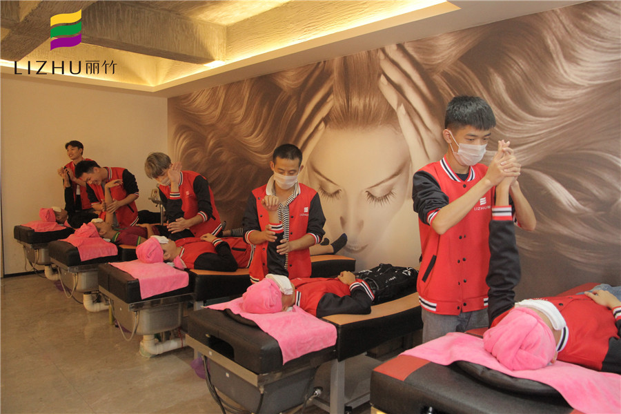 南寧美發(fā)學(xué)校：學(xué)習(xí)美發(fā)洗護(hù)按摩