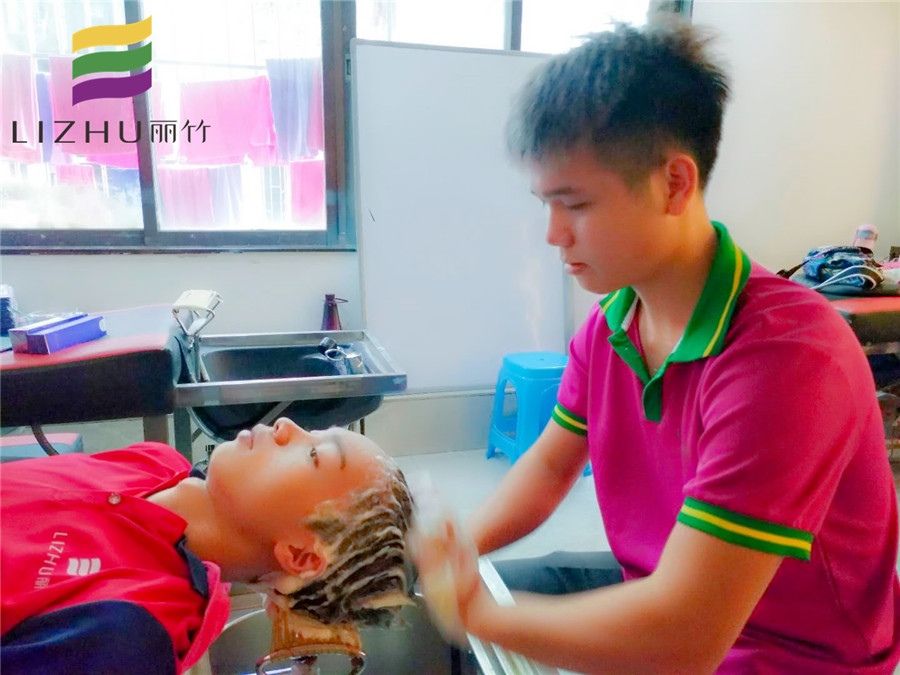 美發(fā)學(xué)員心得：老師，我們沒有忘