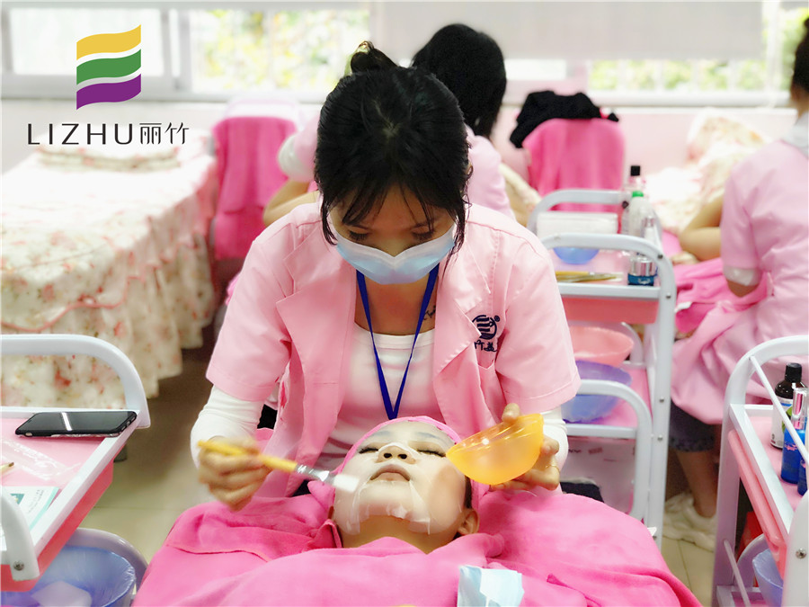 廣西美容培訓(xùn)：如何給皮膚補水