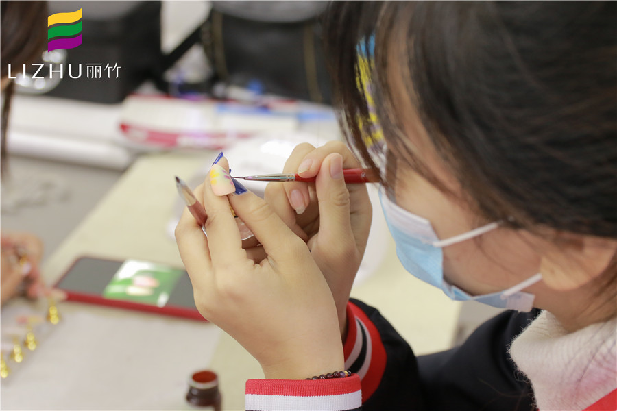 給你新年禮物，我們的專(zhuān)業(yè)美甲