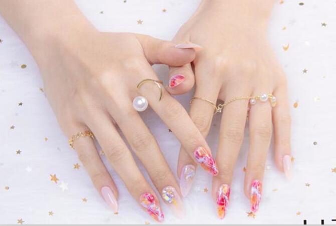 彩繪暈染美甲，南寧正規(guī)美甲培訓(xùn)學(xué)校作品