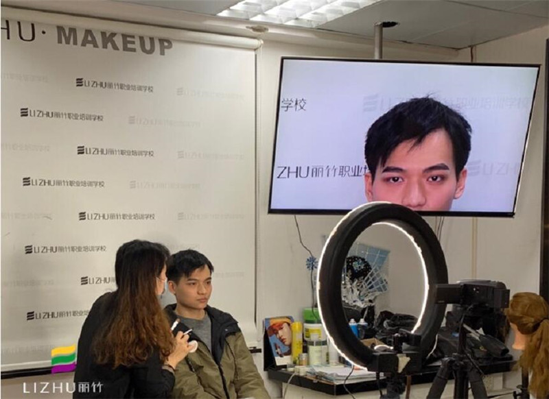 南寧化妝學(xué)校：男士化妝教程示范