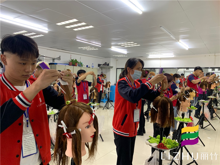 南寧美發(fā)學(xué)校：燙發(fā)上杠的技巧