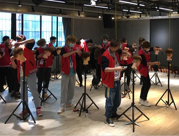 廣西南寧美發(fā)培訓(xùn)學(xué)校：男士剪發(fā)練習課堂