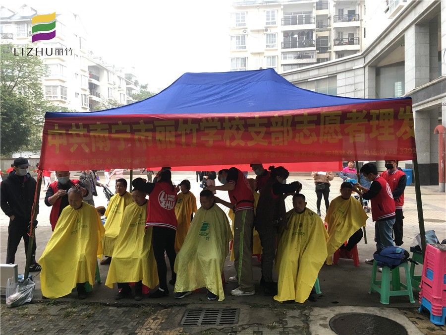 南寧美發(fā)學(xué)?！睂W(xué)雷鋒”活動(dòng)為社區(qū)免費(fèi)理發(fā)