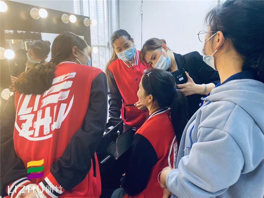 手把手教學(xué)，展現(xiàn)南寧化妝學(xué)校的魅力