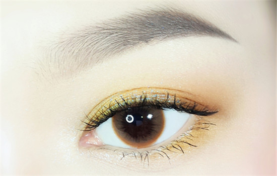 南寧有資質的化妝學校：黃色眼影化妝教程