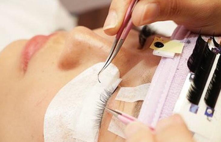 南寧美睫培訓機構：美睫膠水使用注意事項