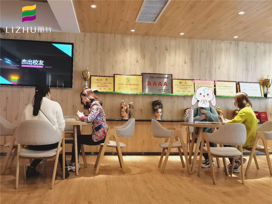  與其當(dāng)閑魚，不如學(xué)技能！南寧美容美發(fā)培訓(xùn)學(xué)校歡迎你