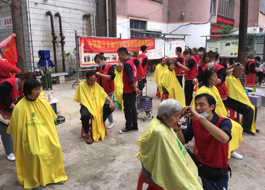 “雷鋒義剪”入社區(qū)，方知南寧美發(fā)學(xué)校哪家好