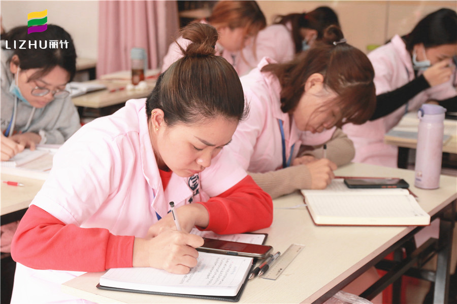 美容師學(xué)理論知識的重要性，讓南寧美容培訓(xùn)班告訴你