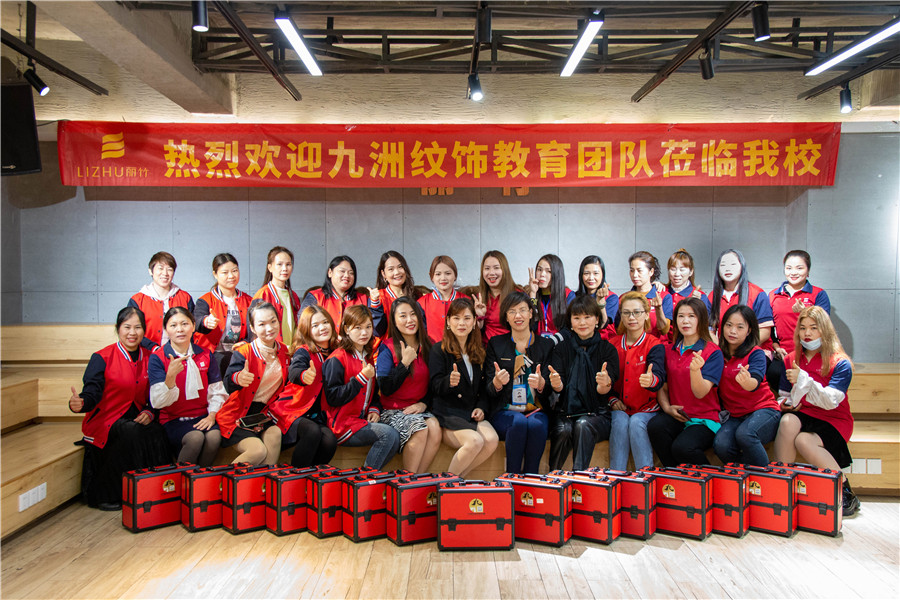 紋繡學(xué)員向南寧紋繡學(xué)校送錦旗