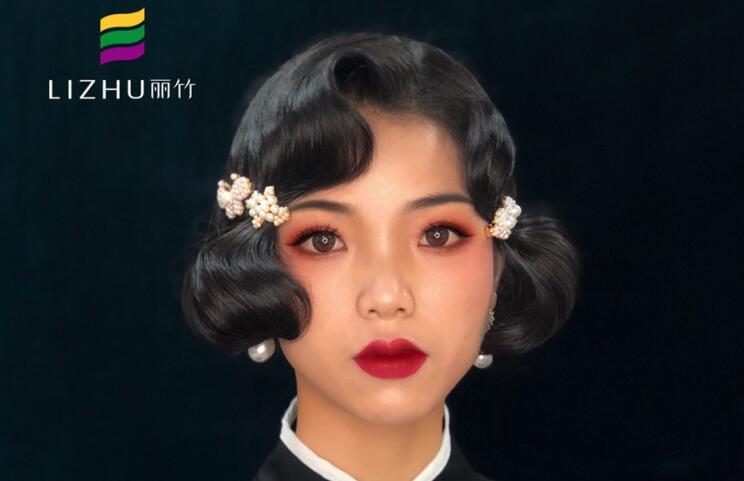 民國旗袍妝容，顯示南寧專業(yè)化妝學校實力