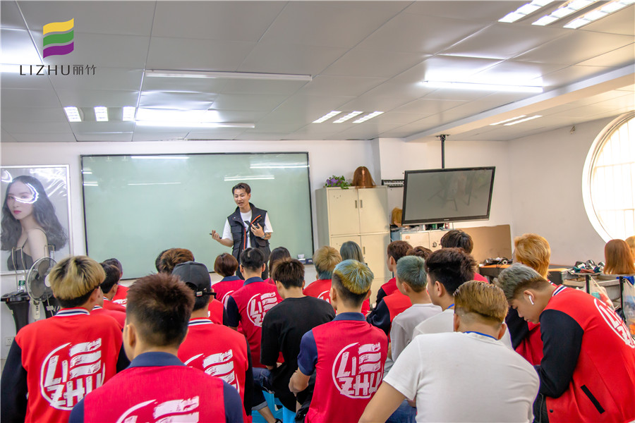 南寧學(xué)美發(fā)好就業(yè)嗎？來(lái)麗竹學(xué)?？纯淳椭懒?>
								
								<span id=