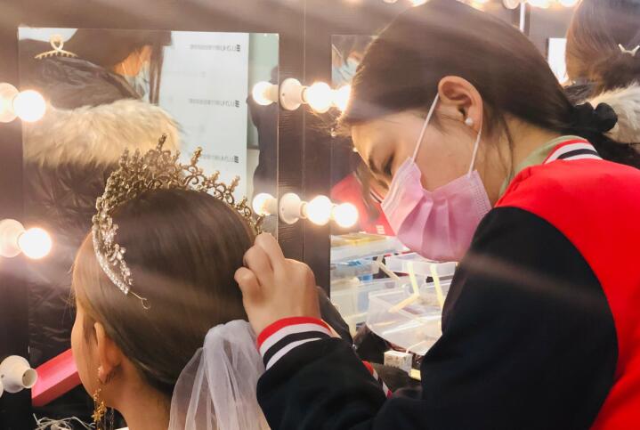 廣西彩妝造型培訓課堂：韓式與中式秀禾編發(fā)的特點