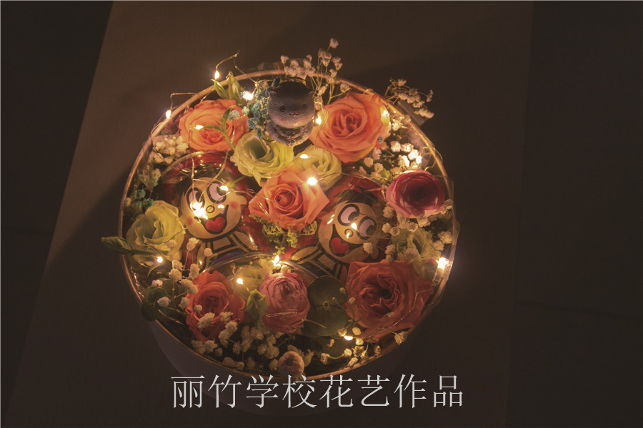 東西插花教程對比，南寧花藝學(xué)習(xí)為你剖析