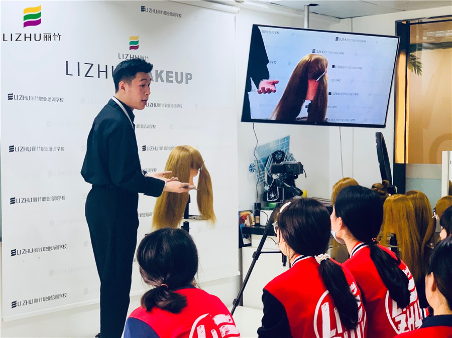 南寧化妝培訓課程必學內容：盤發(fā)編發(fā)