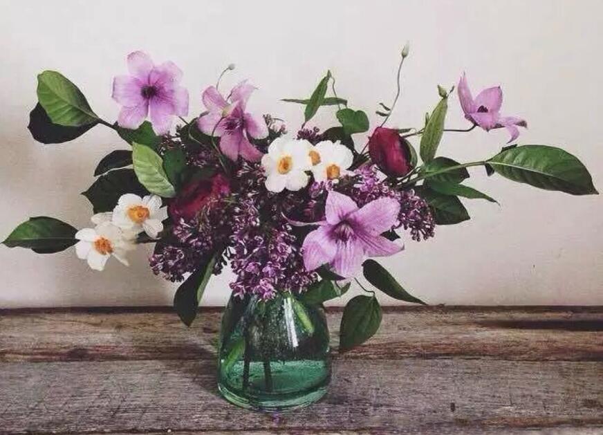 南寧插花培訓(xùn)學(xué)校：家庭插花要點與技巧