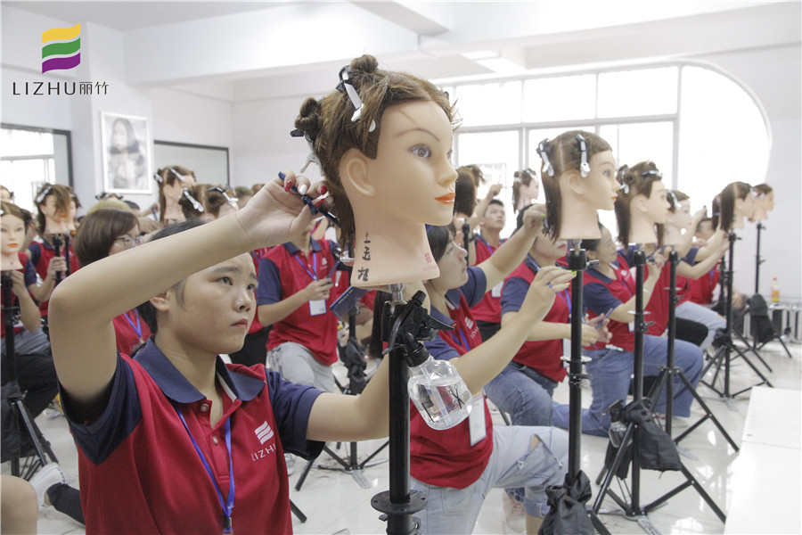 美發(fā)師必會(huì)剪發(fā)姿勢(shì)，南寧專(zhuān)業(yè)美發(fā)學(xué)校來(lái)教你