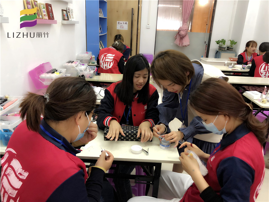 粘貼甲片，廣西美甲培訓(xùn)課程必學(xué)內(nèi)容