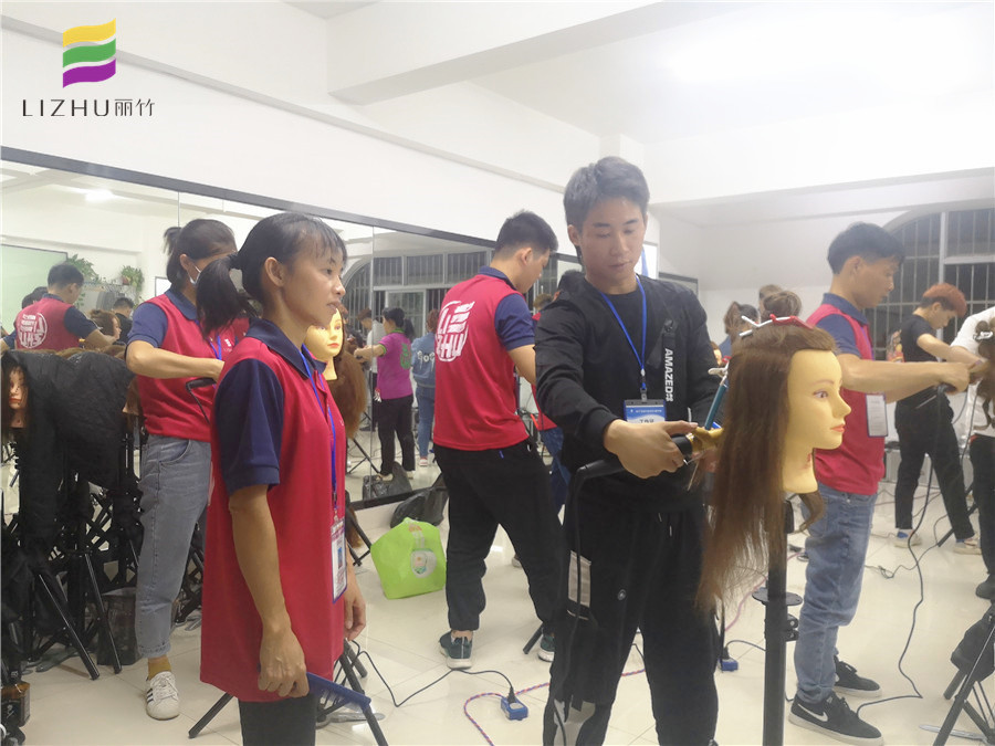 初學(xué)者電棒使用技巧，南寧美發(fā)學(xué)校老師手把手教你