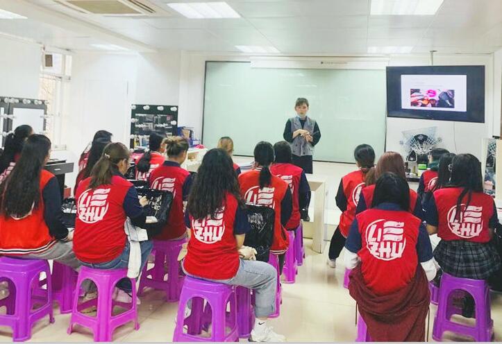 南寧彩妝學(xué)校哪家比較好？來看看我們的基礎(chǔ)課堂吧