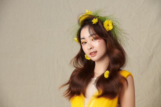 輕氧花漾披發(fā)造型，帶你去看南寧化妝學(xué)校哪家好