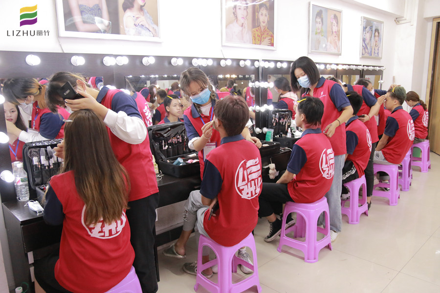 看看她們的課堂，感受廣西化妝培訓(xùn)哪家專業(yè)