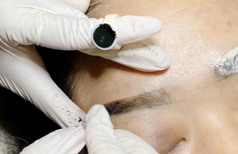 紋繡完成發(fā)現(xiàn)眉型細(xì)節(jié)不好怎么辦？廣西紋繡學(xué)校來(lái)幫你